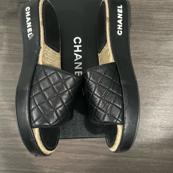 Chanel Slides - Picture 4 of 4